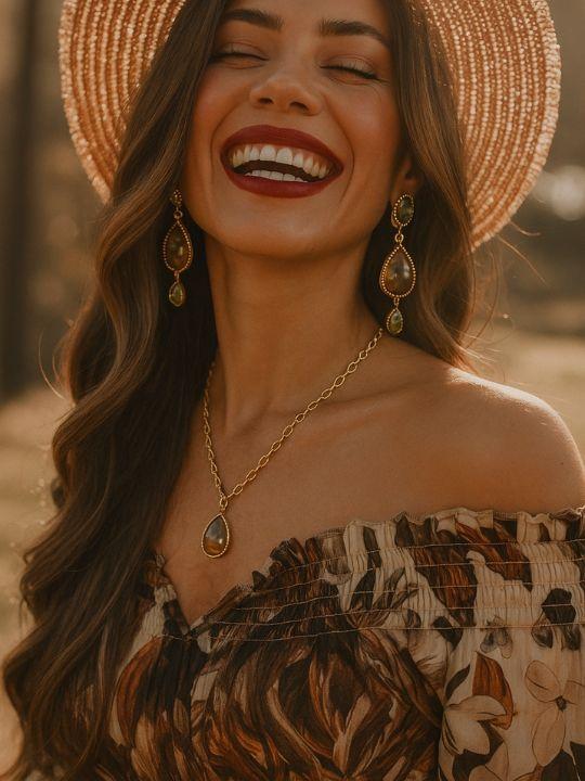 Femme bohème chic portant un bijou talisman, enveloppée de lumière douce